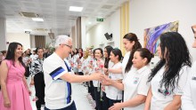 Kepez’de Anneler Günü, kırmızı karanfillerle kutlandı