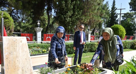 Kepez’de bayram öncesi şehit aileleri unutulmadı