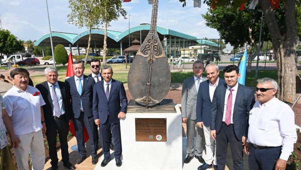 Kepez’de ‘dombra anıtı’nın açılışı yapıldı 