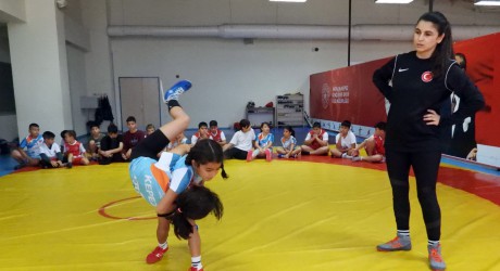 Kepezli kızlar güreşe yöneliyor