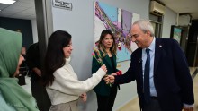 Kocagöz’den belediyenin emekçi kadınlarına karanfil  