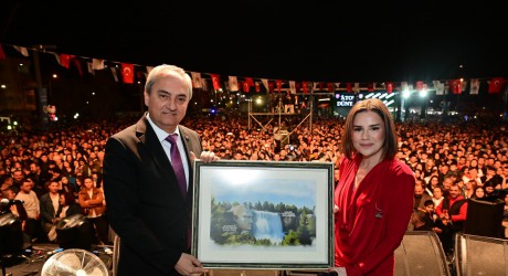 Kepez’de Merve Özbey’den Ramazan’a özel coşkulu konser
