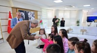 Kocagöz, çocuklarla bayramlaştı