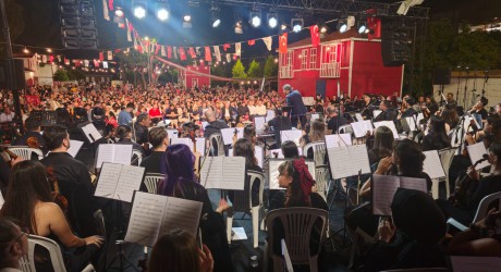 Kepez’de 19 Mayıs coşkusu: Gençlerden efsane sanatçılara saygı konseri