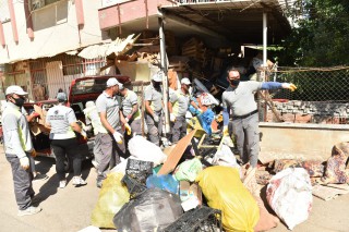 Kepez’de çöp apartman operasyonu: 20 kamyon çöp tahliye edildi