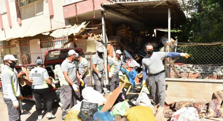 Kepez’de çöp apartman operasyonu: 20 kamyon çöp tahliye edildi