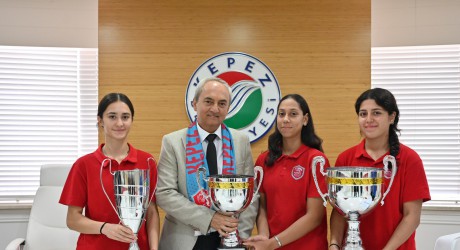 Türkiye’nin gol kraliçesi Gazel Dikme Kepez’i gururlandırdı