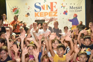 Kirişçiler Mahallesi ‘Sahne Kepez’le şenlendi
