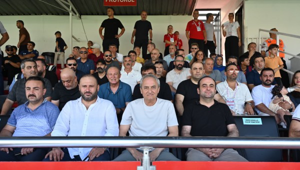 Kocagöz, Kepezspor Futbol AŞ-Karaman FK maçını tribünden izledi 