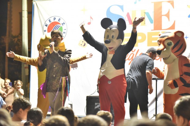 Kepez’in 68 mahallesinde “Sahne Kepez” ile sanat ve eğlenceye devam  