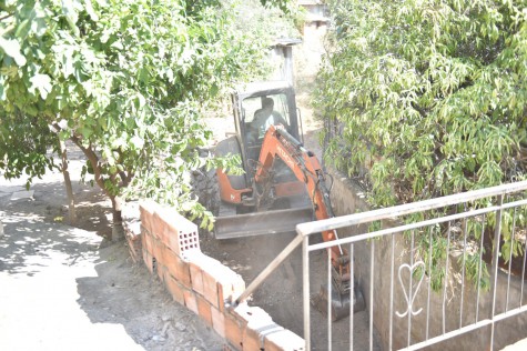 Kepez Belediyesi’nden Fatih Mahallesi’nde dere temizliği çalışması