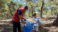 Kepez, öğrencilerle birlikte ormandaki çöpleri temizledi