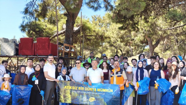 Kepez, öğrencilerle birlikte ormandaki çöpleri temizledi 