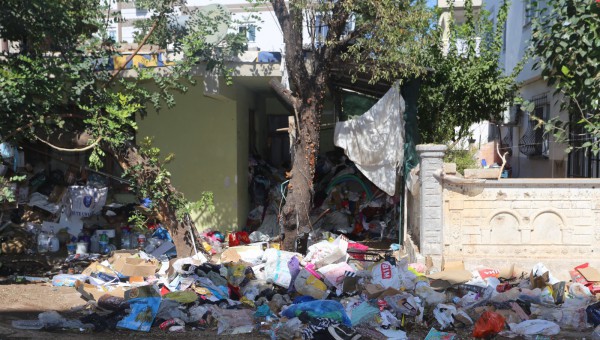 Kepez Belediyesi’nden çöp ev  temizliği; 2 kamyon atık çıktı 