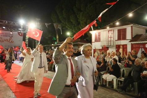 Kepez’de “Zamana Meydan Okuyan” defile