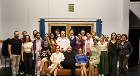 Kepez Kent Tiyatrosu’ndan kahkaha dolu bir oyun: “Kaç baba kaç”