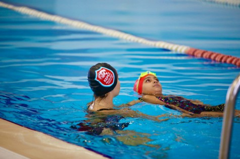 Kepez’de havuz keyfi kışında sürüyor