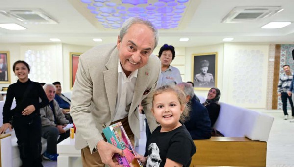 Başkan Kocagöz’ü duygulandıran minik ziyaretçi 
