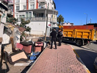 Kepez Belediyesi’nden çöp ev temizliği: 2 kamyon atık toplandı