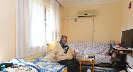 Kepez Belediyesi’nin şefkat eli Fatma teyzeye ulaştı