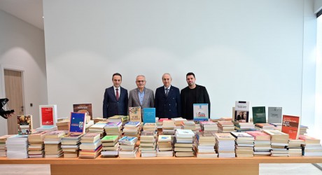 Prof. Dr. Fahrettin Tızlak’tan Antalya Kütüphanesi’ne 2000 kitaplık değerli bağış