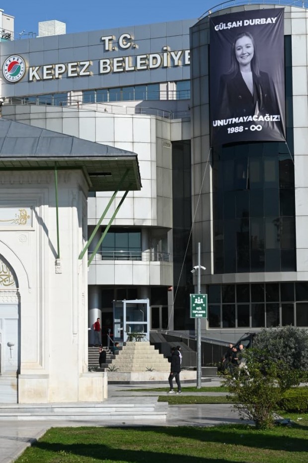Kepez Belediyesi’nden Şehzadeler Belediye Başkanı Gülşah Durbay’a vefa