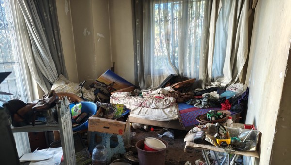 Kepez’de çöp ev temizliği; 1 kamyon çöp çıkarıldı 