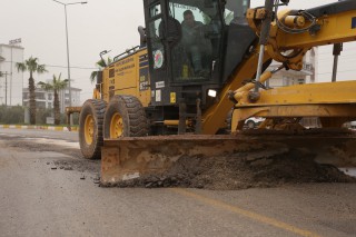 Kepez’de yağmur sonrası yollara hızlı müdahale