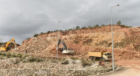 Kepez’den M. Fatin Gökmen Caddesi’nde heyelan riskine müdahale