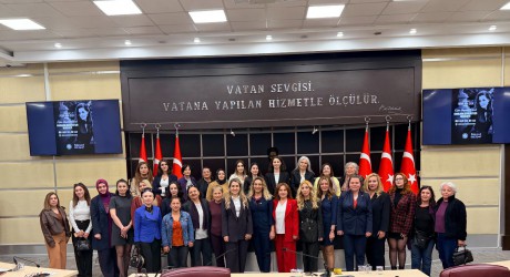 Kepez’de kadınların mücadelesi ‘Kadın Yaşamdır’ panelinde konuşuldu