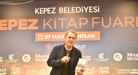 Tarihçi yazar Sinan Meydan, Kepez Kitap Fuarı’nda ‘Atatürk’ün Mirası Laik Cumhuriyet’i anlattı