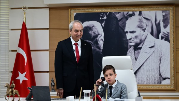 Kepez’de 23 Nisan coşkusu; Başkan Kocagöz koltuğunu 10 yaşındaki Ömer’e bıraktı 