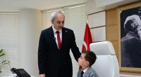 Kepez’de 23 Nisan coşkusu; Başkan Kocagöz koltuğunu 10 yaşındaki Ömer’e bıraktı