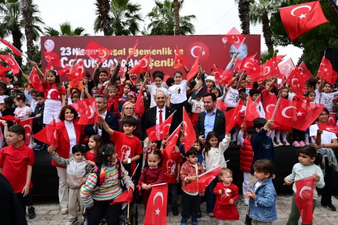 Kepez’de 23 Nisan coşkusu bayram kortejiyle taçlandı; Başkan Kocagöz çocuklarla yürüdü