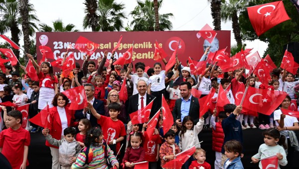 Kepez’de 23 Nisan coşkusu bayram kortejiyle taçlandı; Başkan Kocagöz çocuklarla yürüdü 