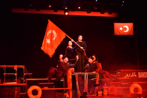 “Bandırma Vapuru” Kepez’de ayakta alkışlandı