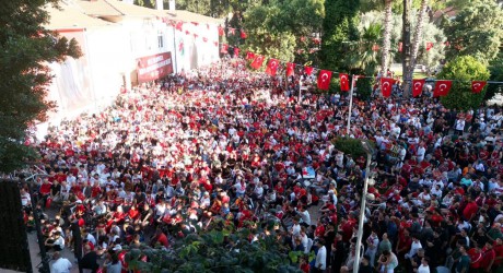 Dokumapark’ta milli heyecan: binlerce Antalyalı Kepez’de dev ekranda buluştu