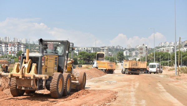 Kepez’in Akşemseddin Caddesi’nde asfalt hazırlıkları başladı 