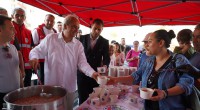 Başkan Kocagöz aşure bereketini vatandaşlarla paylaştı