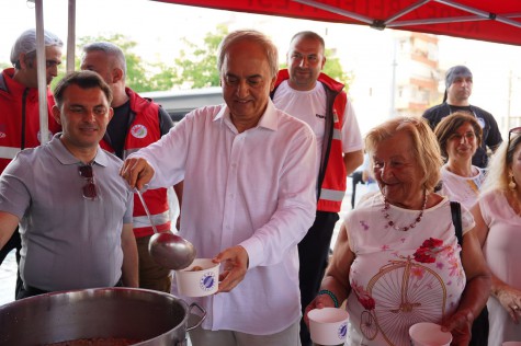 Başkan Kocagöz aşure bereketini vatandaşlarla paylaştı