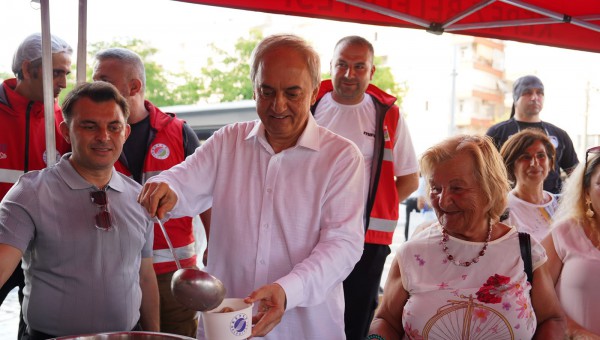 Başkan Kocagöz aşure bereketini vatandaşlarla paylaştı 