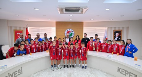 Kepez’in genç şampiyonları Başkan Kocagöz’ü ziyaret etti